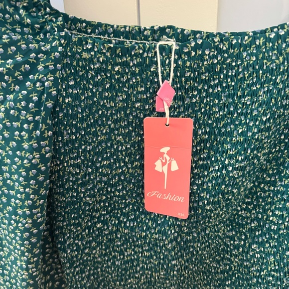 Floral green smocked puff sleeved blouse NWT - Picture 9 of 9